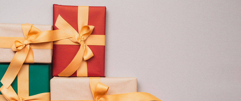 pessoa folheando um livro criativo com ilustrações inspiradoras