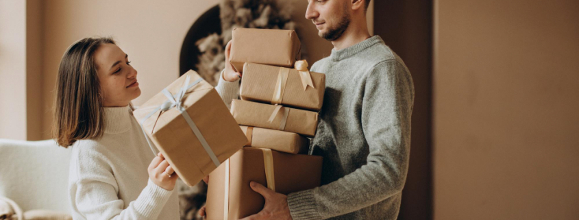 Presentes criativos de Natal até R$50 para homens, mulheres e casais
