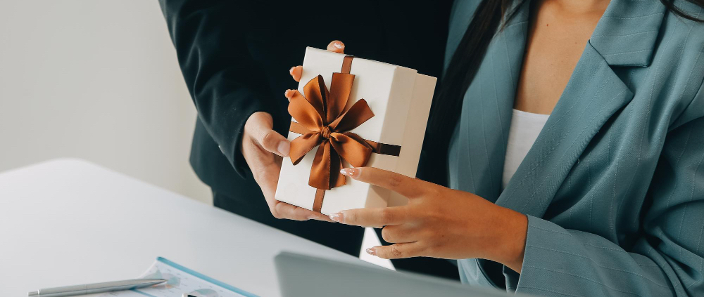 objetos decorativos minimalistas organizados em uma mesa clara